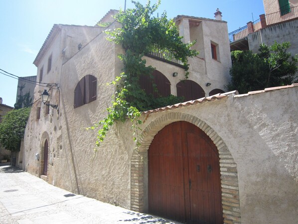 Fassade Cal Alemany. Das Apartment AIGUA befindet sich im 2. Stock.