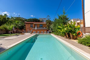 Private pool and Garden (2)
