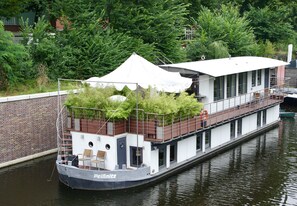 Ein Fallschirm verdeckt die Terrasse gegen unerwünschte Einblicke von der Brücke