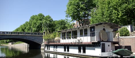 Die Peissnitz vor der neuen Ufermauer und "ihrer" Brücke