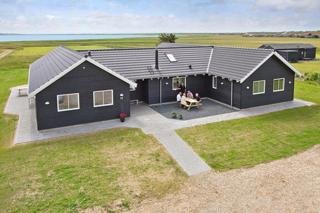 Modernes Poolhaus für große Gruppe mit Ausblick auf den Ferringsee