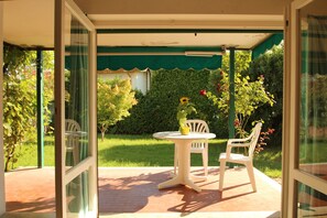 Terrasse direkt zugänglich vom Wohnzimmer aus und 200m2 Garten  nur für Sie