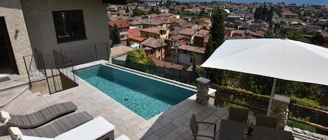 Blick von der Terrasse auf Pool uns Gardasee