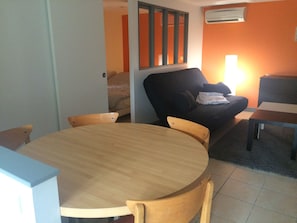 Salon avec coin repas.
Vue sue la chambre à coucher