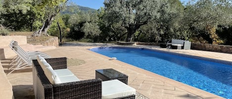 les salons de piscine pour faire une sieste ou prendre l'appérro