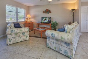 Comfy living room with 39 inch LED flat screen TV and lots of HD channels