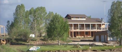 View from lake, boats, beach, rec room all balconies have v lake view 6 boats