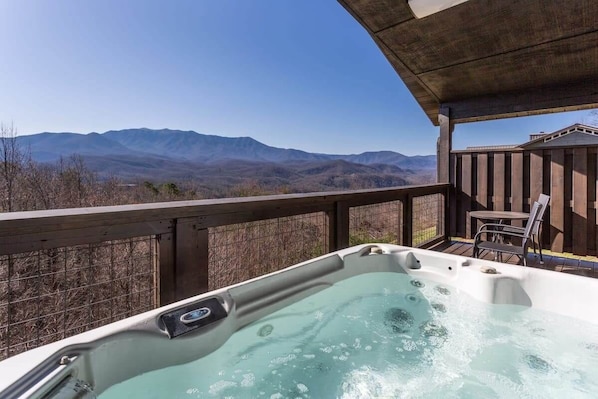 Hot Tub With World Class Views!