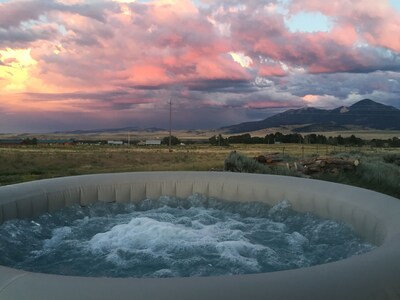 **ROMANTIC PARADISE GETAWAY IN THE MOUNTAINS w/ HOT TUB!**