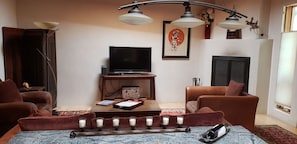 Very comfortable living area. USB charging port, cable TV (music channels)