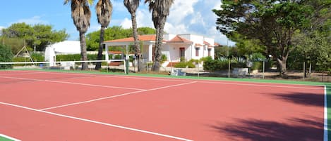 campo da tennis con vista villa 
