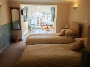 Open Plan - twin beds 
