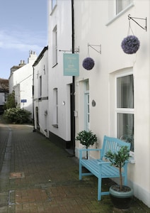 CURLEWS. Beautiful 4 star period cottage central town & beach location, parking