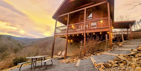 The Good Life Cabin in Gatlinburg 🧡