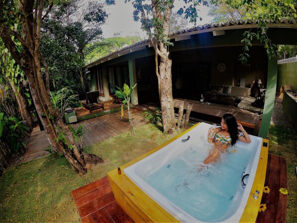 Outdoor spa tub
