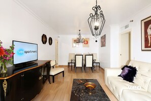 View towards the dining space. With table and 6 chairs.