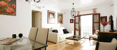 Living-dining area with a large window facing the courtyard of the house.