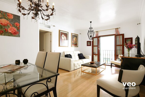 Living-dining area with a large window facing the courtyard of the house.