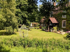 Witham Cottage: Set in beautiful gardens alongside the peaceful River Witham. 