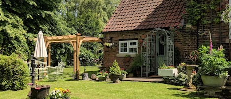 Witham Cottage is the self-contained annex to the owners’ Georgian farmhouse. 