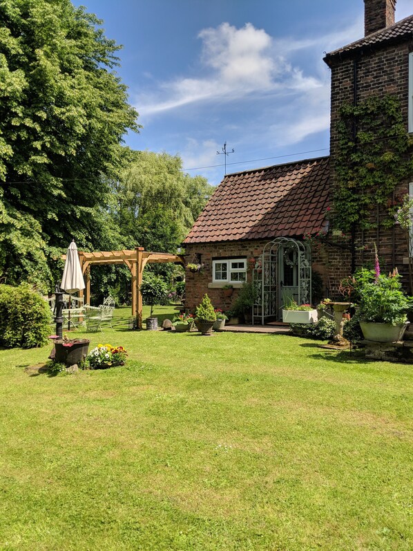 Witham Cottage is the self-contained annex to the owners’ Georgian farmhouse. 