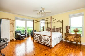 Brenda Lee’s suite
Master King Suite w/ TV & large soaking tub & shower 