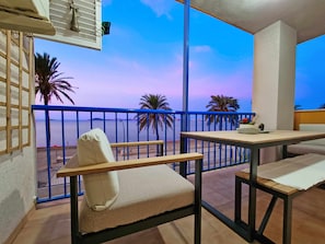 Balcony/Terrace,Lake view,Pool view,Sea view,Location