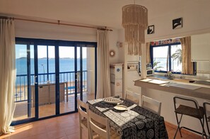 Communal lounge/ TV room,Natural landscape,View (from property/room),Balcony/Terrace,Kitchen or kitchenette,Living room,Garden view,Lake view,Pool view,Sea view,Sunrise