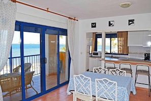 Communal lounge/ TV room,Kitchen or kitchenette,Dining area,Lake view,Sea view