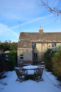 Charming, secluded, characterful cottage in the heart of Lechlade 