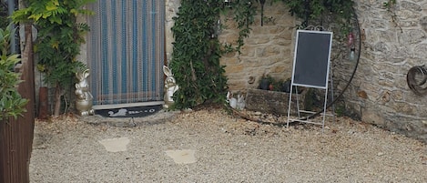 Front entrance to Chocolate box cottage 