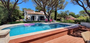 Grande piscine de 8m x 4m.