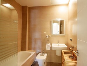 Bathroom 1 with bathtub, washbasin, bidet and toilet - veoapartment