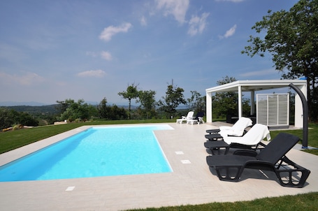 Pool with gazebo and 8 beach chairs
