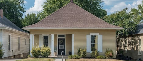 Beautiful, historic home in walking distance to Downtown Historic Franklin.