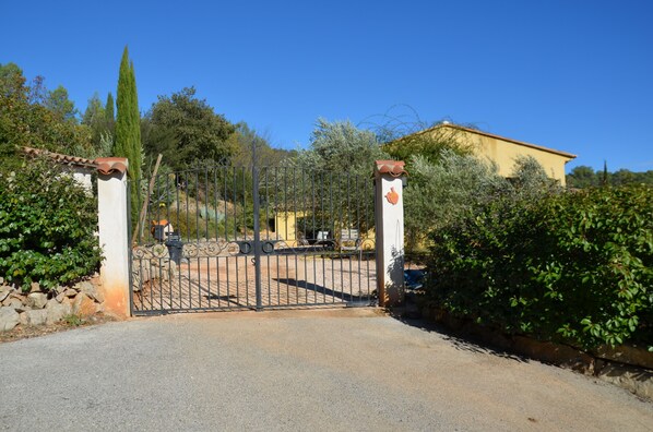 Portail d'accès le Prieuré St loup