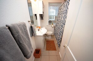 Bathroom With Tub/Shower Combo