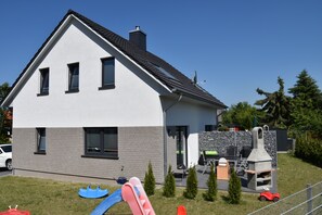 Terrassenseite+Sitzbereich für 5 Pers, Relaxliegen,Grillkamin u. gr.Sonnenschirm