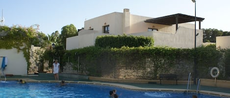 La casa desde la piscina