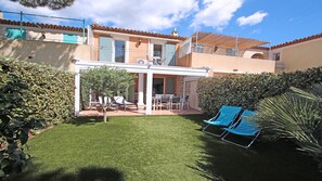 maison avec jardin privatif et terrasse carrelée plein sud