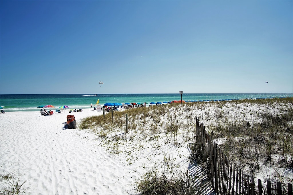 Townhouse condo. 3 min walk to private beach. - Destin