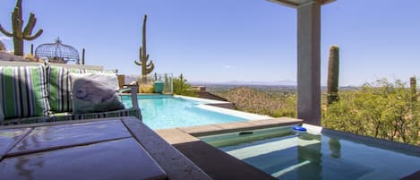 OMG! Pool and Spa with amazing views !
(spa & pool heat included in rental fee)