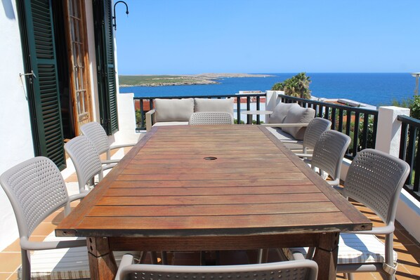 Vistas desde la terraza superior hacia el mar , se puede ver hasta el faro !! 