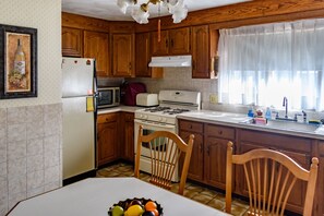 Eat-in kitchen with amenities.