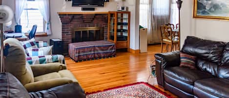 Living room with 7-point stereo system.