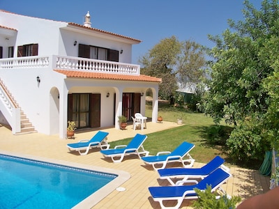 Villa privada grande, piscina de agua salada, buenas vacaciones en el Algarve