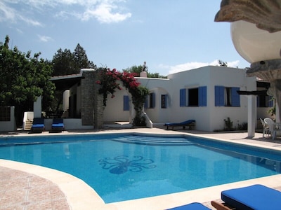 Beautiful house with large pool for 8  in the hills ofSan Jose.Very well located