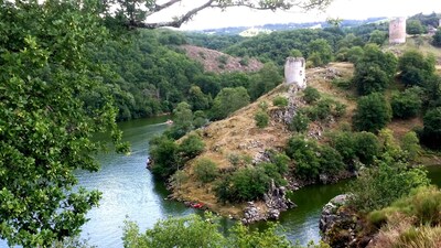 Vue confluent Creuse/Sédelle et ruines de Crozan depuis le Rocher de la Fileuse