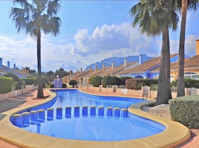 Beautiful apartment near the beach with a view of the pool and the mountain 'Segaria'