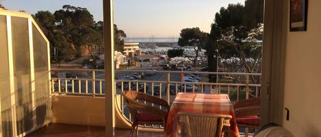 Living y balcon con vista al mar